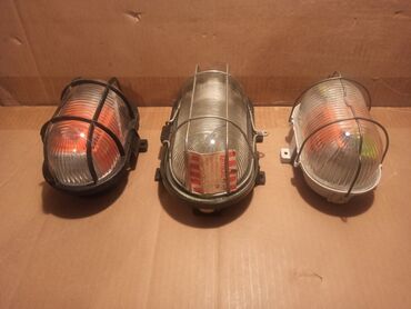 Rasveta: Tri zidne-plafonske lampe (tzv. brodske armature). Sve tri su — 2