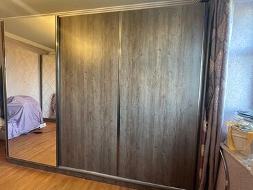Dolablar: Dolab satilir 220 manata 3 qapili, 1 qapisi temiz guzgudur. Eni 320