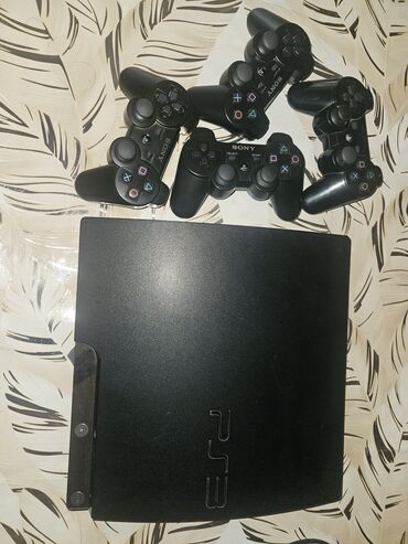 PS3 (Sony PlayStation 3): Pleysteşin 3 satiram usdunde 4 pult verilir 250 gb yaddawdi icinde 20