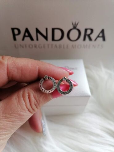 Minđuše: Pandora minđuše
Dobija se u kutijici
Cena:2100din — 15