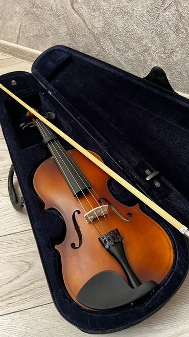 Çəngəllər: Skripka dəsti - Korpus: klassik qəhvəyi laklı ağac, iki “f” deşiyi