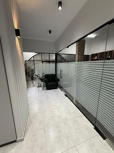 Коммерческая недвижимость: Сдаю Офис целиком: 255 м², В жилом комплексе, С ремонтом, С отдельным входом, С отдельным санузлом, С системой безопасности — 10