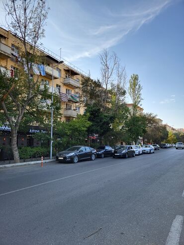 Uzunmüddətli kirayə mənzillər: Neftçilər metrosu, 5/2 ci mərtəbəsi, 1 otaqlı mənzil kirayə verilir