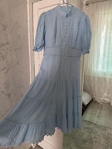 bleu de chanel: Нежно-голубое платье миди с романтичными деталями. - Фасон — 1