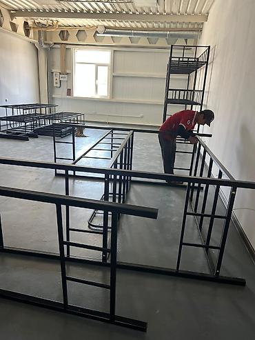 bunk bed: Металлическая трехъярусная кровать черного цвета. Каркас кровати — 5