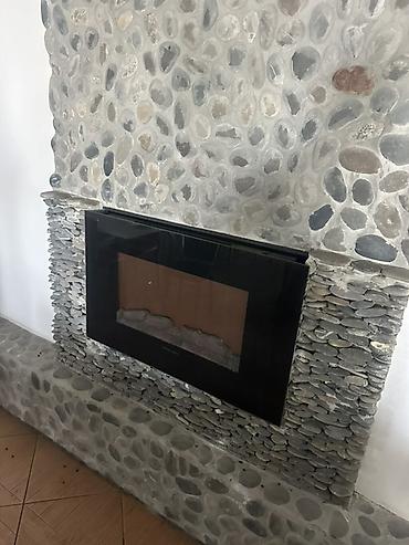 kamin sederek: Dekorativ elektrik kamini - Ön panel: qara şüşə, minimalistik dizayn — 1