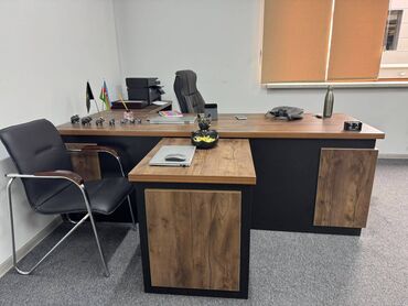 Ofis masaları: Müdir üçün, Dördbucaq masa