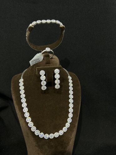 Bijuteriya dəstləri: Zərif gümüş bəzək dəsti - Üzük – Kəpənək formalı, parlaq daşlarla — 10