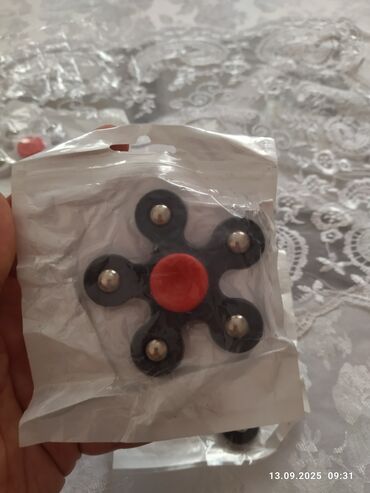 Oyuncaqlar: Spinerlər.Hamısı təzədir.Hər rəngləri var. Qutudakı spinerlər-7 azn — 5