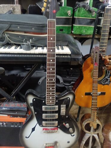 Akkordeonlar: F-deşikli qara və ağ yarı-boş korpusa malik bir elektrik gitara. Bu