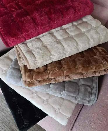 Prekrivači za nameštaj: Set od tri plisana flekera za ugaone garniture i sofe. Dimenzij: * — 4