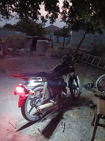 benzinli moped: Moped/motorsiklet – “M50” sinfi, qara rəng. - Həcm: təxminən 50 sm³ — 3