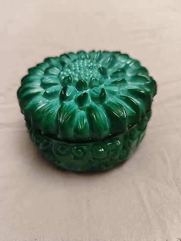 Сундуки: Yaşıl dekorativ qutu – qapaqlı

- Material: Maloxit — 1