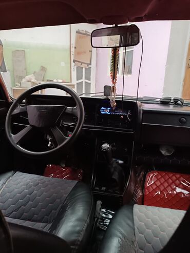 VAZ (LADA): Lada 2107, qara rəng. Klassik kuzov dizaynı, xrom ön barmaqlıq və düz — 1