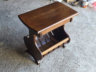 Stilski klub stolovi: Drveni pomoćni stočić sa držačem za novine/časopise - Materijal — 2