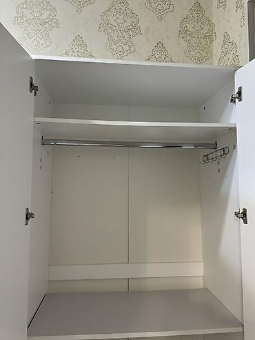 qar qizi: Minimalist dizaynda iki qapılı paltar şkafı - Rəng: ağ, mat səth - — 3