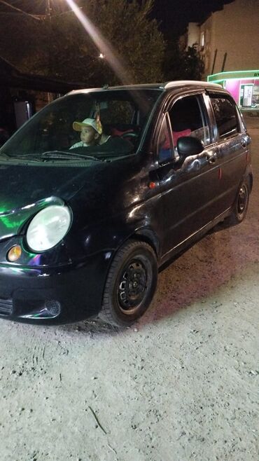 матизге алмашам: Черный хэтчбек Daewoo Matiz с пятидверным кузовом, идеально подходящий