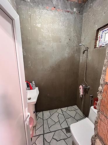 Köhnə tikili: Satılır qiymətdə razılaşma olacaq Ev 1 ildirki tikilib usta evidir.7 — 1