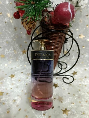 Parfemi: Crna bočica parfema Versace Crystal Noir sa fasetiranim čepom u obliku — 19