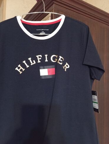 Платья: Tommy Hilfiger qadın T‑şörtü - Rəng: tünd göy (navy) - Ön hissədə