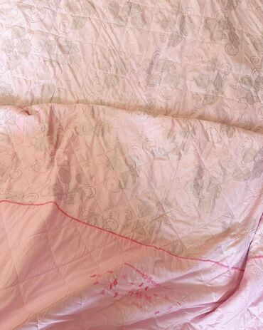 Текстиль: Двуспальное одеяло, легкое, теплое, но не зимнее, чистое, без пятен