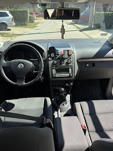 auto srbija.rs: Volkswagen Touran – porodični MPV, srebrna boja. - Motor i pogon — 6