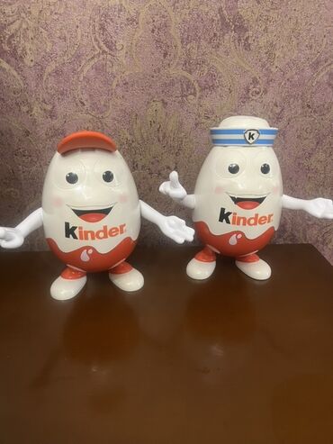 Oyuncaqlar: İki ədəd “Kinder” personajı. Birinin başında qırmızı kepka, digərinin