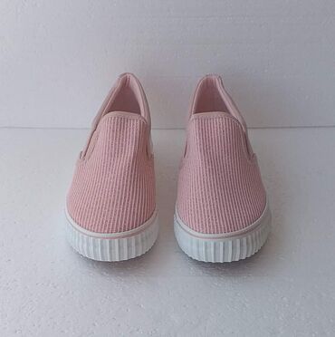 Women's Sneakers and athletic shoes: 40 — 11