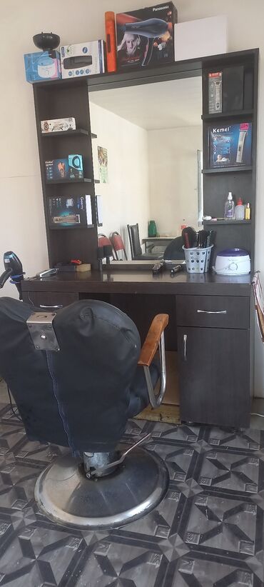 Sifarişlə mebel: Bərbər mebeli və avadanlıq komplekti - Geniş güzgülü tualet masası