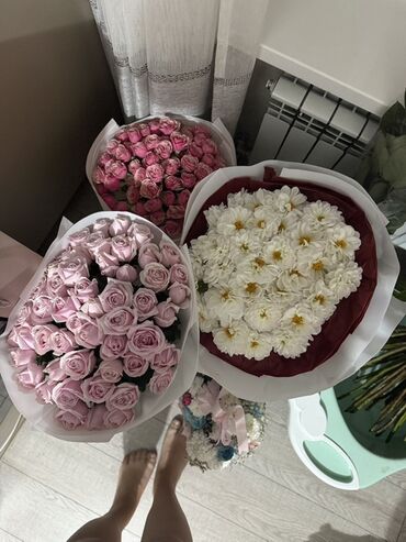 зелен: Букеты свежих цветов в стильной упаковке. - Букет из нежно‑розовых