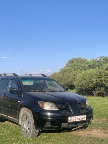 ижара машине: Черный кроссовер Mitsubishi Outlander, оснащенный рейлингами на крыше
