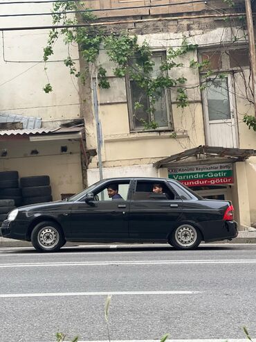 VAZ (LADA): Qara rəngdə olan Lada Priora sedanı yaxşı vəziyyətdədir. Avtomobil