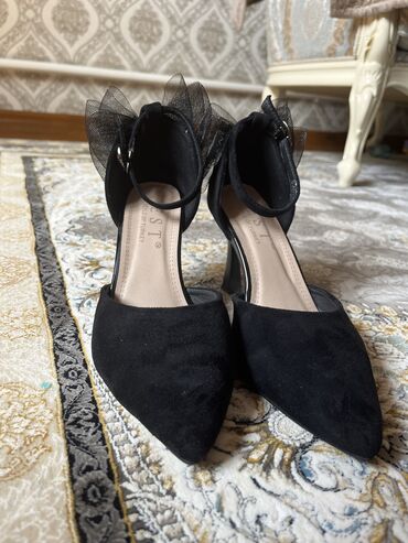 туфли versace: Туфли черного цвета на вечер
Стоимость 1800с
36размер обуви,новое