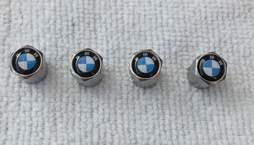 felne bmw: Univerzalne metalne ventil kapice sa logom BMW. Ukrasite Vaš