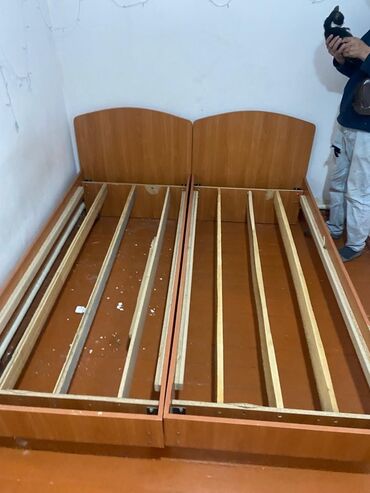 спальные кравать: Бу кроват одна спалка 2шт с матрасом лица 2шт 10000 сом отдельно по