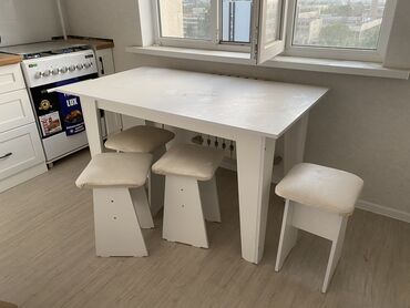 206 объявлений | lalafo.kg: Продаю новый стол с 4 табуретками. Длина 1,4м ширина 80см Торг