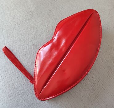crvena haljina prodaja: Crvena ručna torbica Kupljena u Americi Dimenzije 25×12 cm -