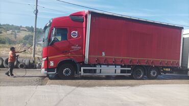 Kamioni: Crveni Volvo kamion sa crvenom prikolicom, idealan za prevoz tereta na — 3