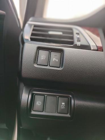 disk teker satisi: Toyota Camry – ağ rəng, sedandır. Şəhərdaxili və magistral yollarda — 8