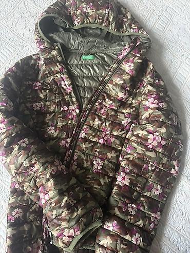bomber kurtka: United Colors of Benetton markalı qadın üçün qısa şişme gödəkçə. Model — 2