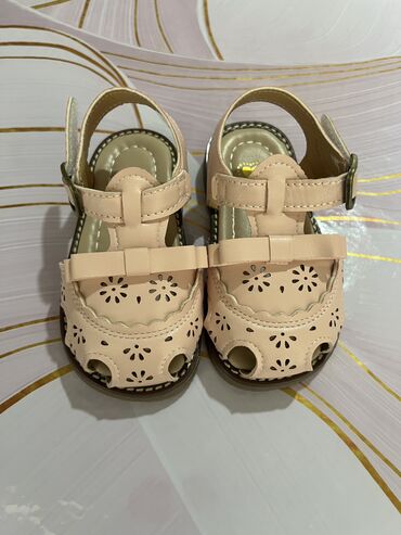 Детская обувь: Новые
Кожаные босоножки для принцессы
Размер 22 
Нам не подошел размер