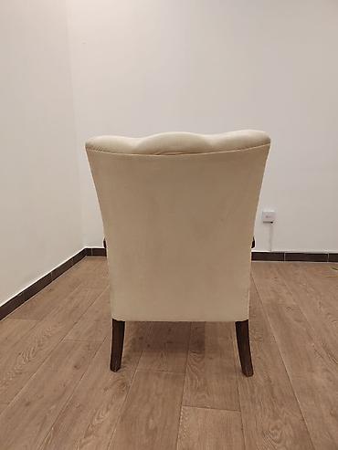 ikea ormari za sobu: Stilska fotelja sa elegantnim zakrivljenim drvenim rukonaslonima i — 5