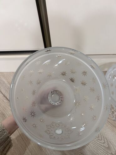 Digər içki üçün qablar: Bokal dəsti. Yenidir. 6 bokal, 1 vaza, 2 mürəbbə qabı, 1 grafin, 2 — 16