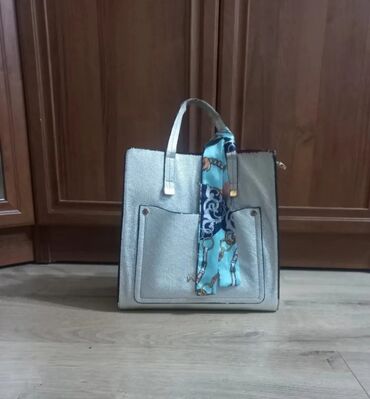 купить золотые часы бу: Сумка "FURLA" серебристого цвета 30х28х15см все целое