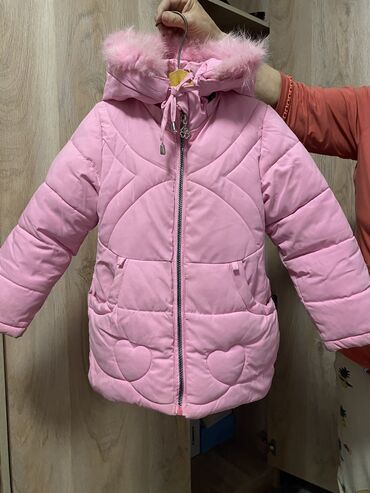 Верхняя одежда: Продаю детскую куртку на 6-7 лет новая очень хорошое качество