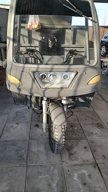 dort teker motor: Yükdaşıma üçün üçtəkərli motosikl (kabinli) - Ön təkərli sükan — 1