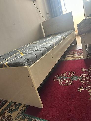 детская кровать машина с матрасом: Односпальная кровать с высоким изголовьем и бортиком у изножья. - — 2