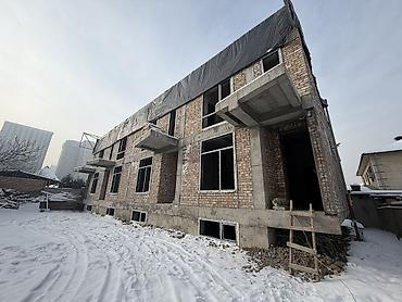 Продажа таунхаусов: 🏡 Таунхаус в центре Бишкека Продается просторный таунхаус площадью — 1