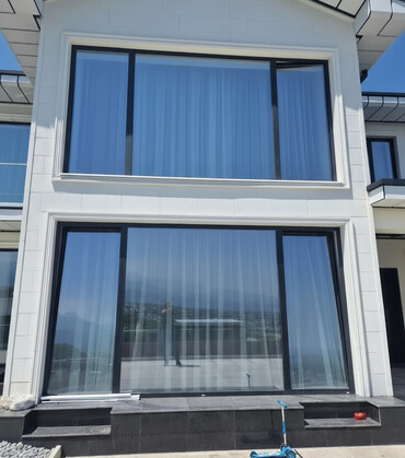 откосы на окна цена: Панорамная оконная система с черными рамами, предназначенная для