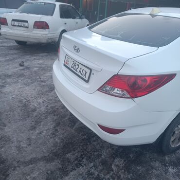 Hyundai: Автомобиль Hyundai salaries белого цвета. Это компактный седан